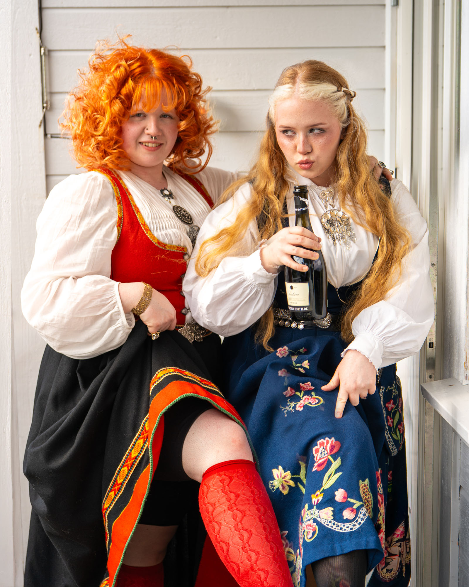 17. mai-bilde av to venner