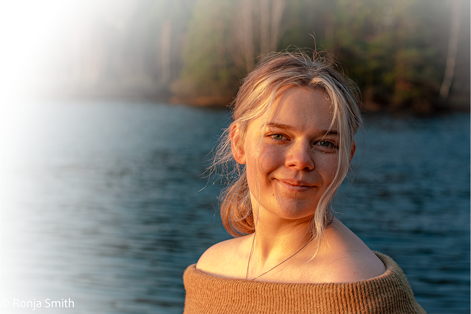 Portrett ved vannet