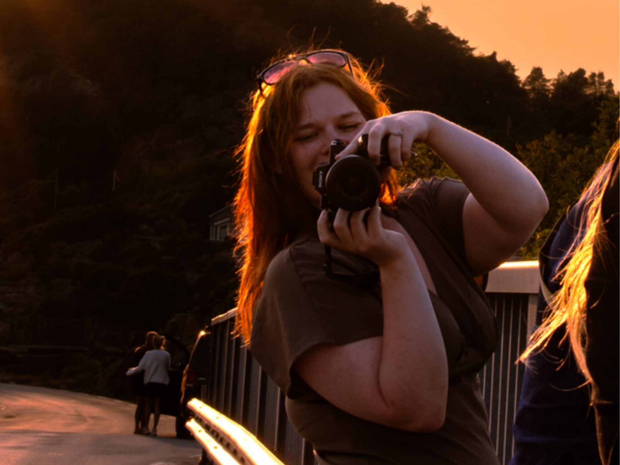 Ronja med kamera i solnedgang