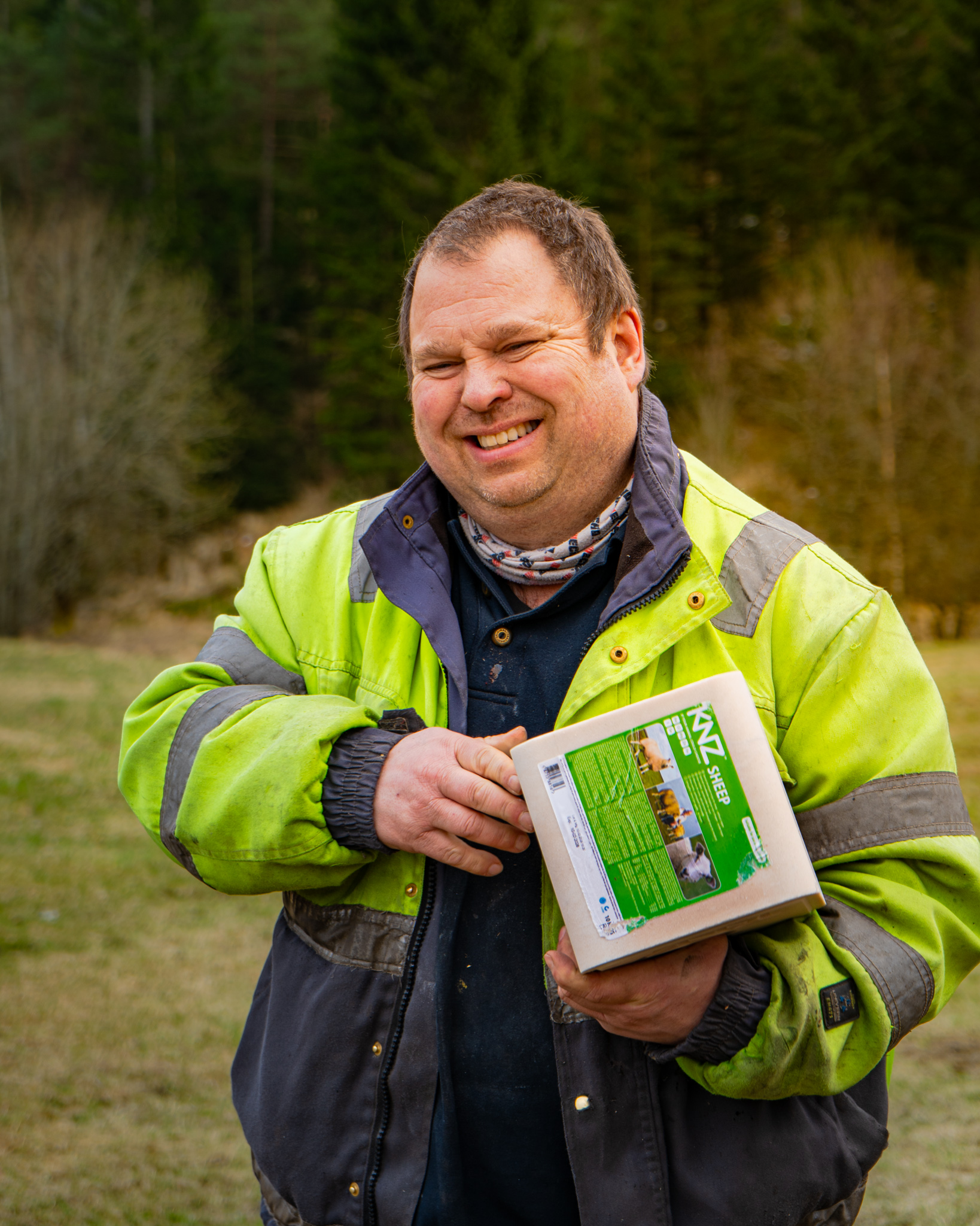 Yrkesperson i synlighetsklær med arbeidsmateriell