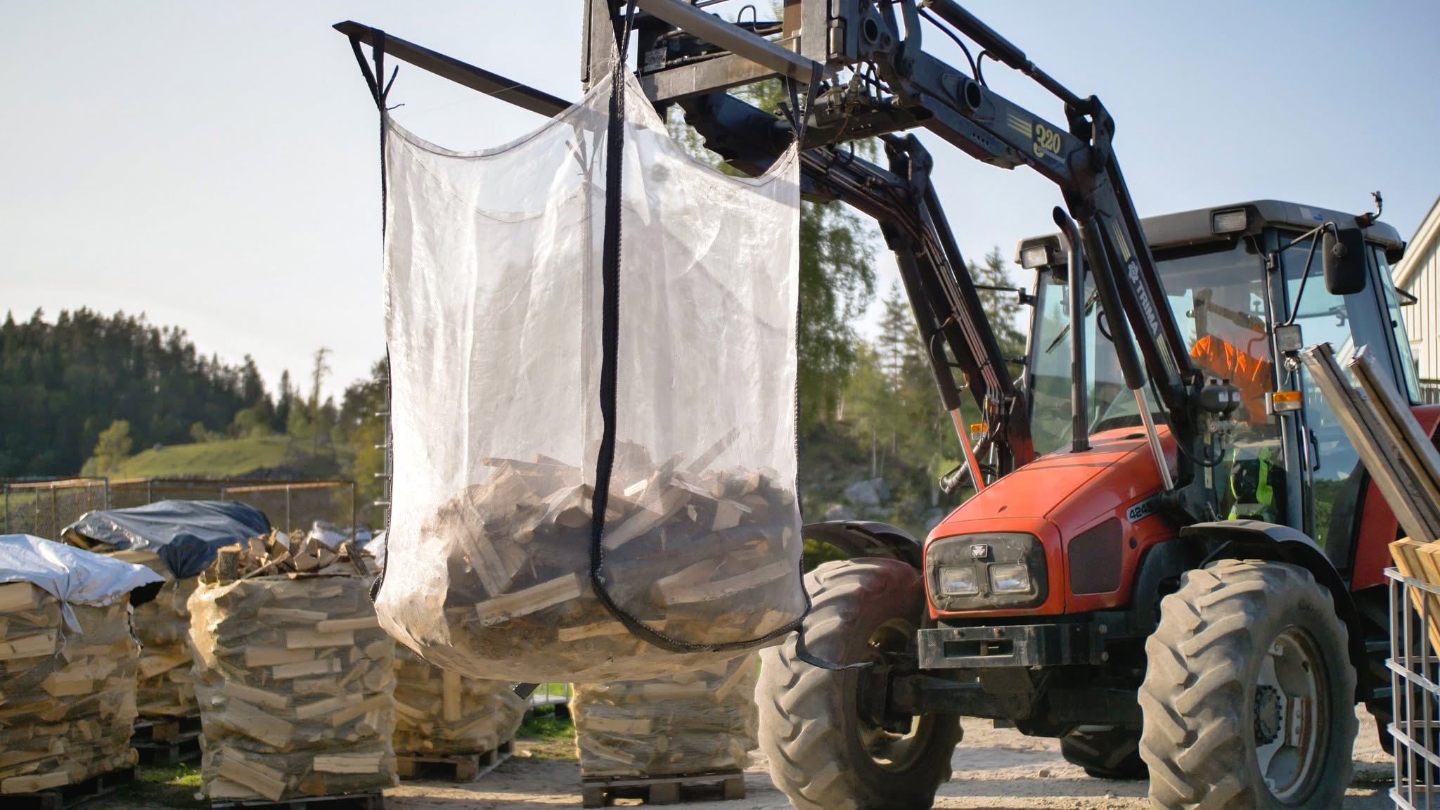 Traktor og produksjon i arbeid